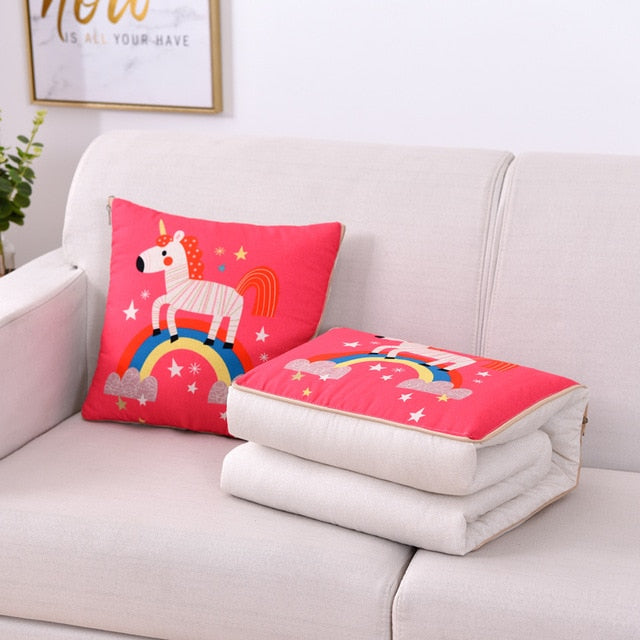 כריות מיוחדות במגוון סגנונות שהופכות לשמיכה מחממת