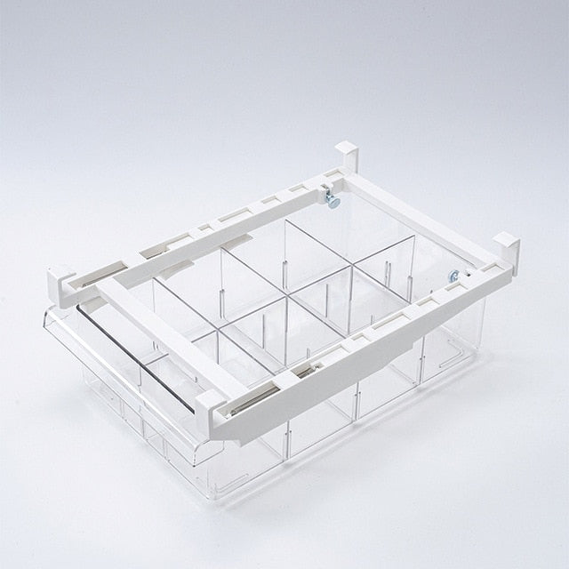 תאי אחסון מחולקים למקרר לשמירה על סדר וארגון